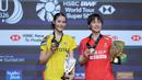 Pebulu tangkis tunggal putri Thailand, Pitchamon Opatniput (kiri) berfoto bersama wakil China, Chen Yu Fei di atas podium setelah final Indonesia Masters 2026 yang berlangsung di Istora, Senayan, Jakarta, Minggu (25/01/2026). (Bola.com/Bagaskara Lazuardi)