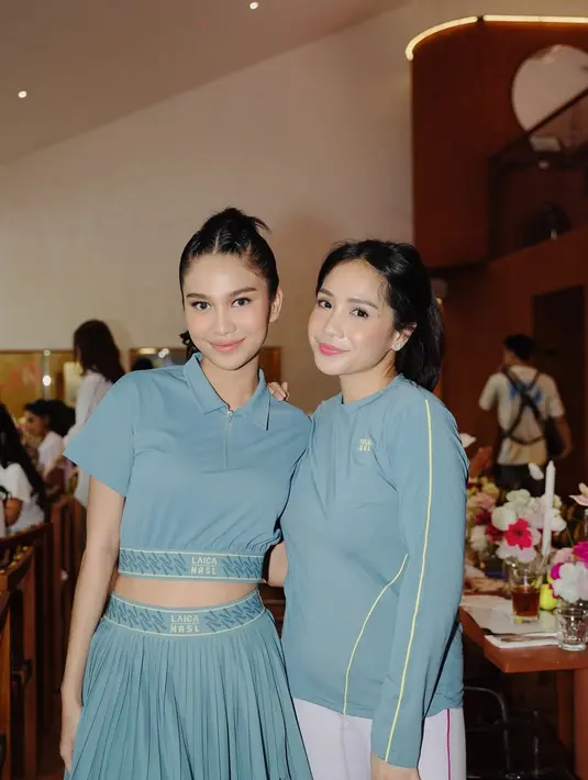 Outfit satu warna juga dikenakan Azizah Salsha untuk baju olahraga. Ia tampil sporty dengan padukan cropped polo dan pleated mini skirt biru keabuan [@azizahsalsha_]