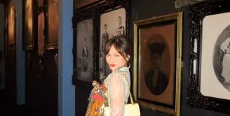 Bukan kebaya sebagai luaran, melainkan sebaliknya, Amel tampil berani mengenakan dress batik colorful di atas kebaya brokat tipis berwarna biru muda. [@amelcarla].