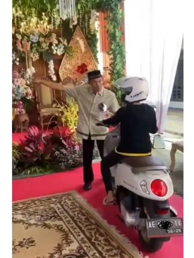 Viral Wanita Pengendara Motor Terobos Tenda Pernikahan, Bikin Pengantin Tertegun