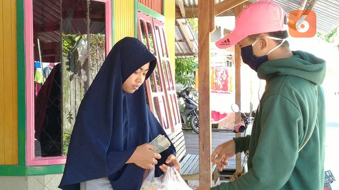 Para pemuda di Kecamatan Anggana, Kutai Kartanegara bergantian jadi kurir untuk mengantarkan pesanan kebutuhan masyarakat hingga pelosok desa.