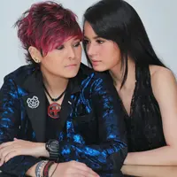 Black Champagne yang beranggotakan Mitha The Virgin dan DJ Citra Anidya baru saja menjalani pemotretan untuk single keduanya. Kali ini menggunakan konsep full color dengan warna dominan biru dongker. (Adrian Putra/Bintang.com)