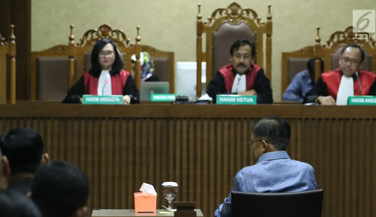 Wakil Presiden, Jusuf Kalla (membelakangi lensa) saat menjadi saksi pada sidang lanjutan pengajuan PK atas putusan kasasi kasus DOM dengan pemohon Jero Wacik di Pengadilan Tipikor, Jakarta, Senin (13/8). (Liputan6.com/Helmi Fithriansyah)
