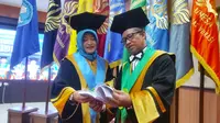 Pasangan suami-istri, Muhaji dan Rita Ismawati kompak meraih gelar guru besar di Universitas Negeri Surabaya (Unesa). (Dian Kurniawan/Liputan6.com)