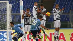 Pemain Lazio,  Lucas Biglia  melakukan tembakan bebas saat dihadang para pemain Juventus pada lanjutan Liga Italia Serie A di Stadion Olimpico, Sabtu (5/12/2015) dini hari WIB. (REUTERS/Tony Gentile)