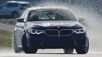 BMW M5 pecahkan dua rekor dunia (Carscoops).