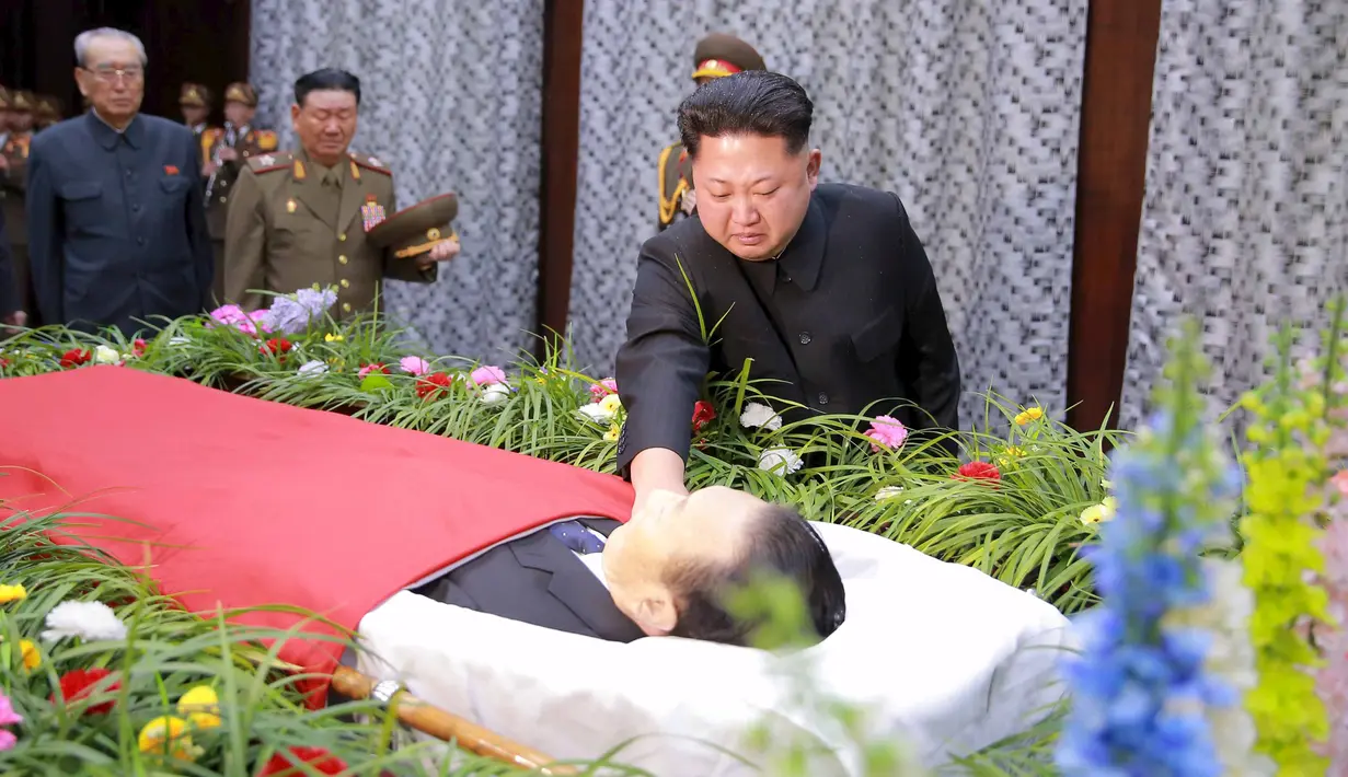 Pemimpin Korea Utara Kim Jong Un terlihat sedih saat memberikan penghormatan terakhir kepada Kim Yang Gon di tempat persemayaman di Pyongyang, Kamis (31/12). Kim Yang Gon adalah sekertaris Partai Buruh dan Kepala United Front Departemen. (REUTERS/KCNA)