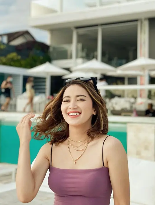 Wanita yang tengah mengandung anak pertama ini memang dikenal sering mengenakan busana simpel. Kali ini, Rosiana Dewi mengenakan tanktop berwarna ungu. Kacamata hitam yang dipakai pun membuat penampilannya semakin lengkap.(Liputan6.com/IG/@rsn.dw)