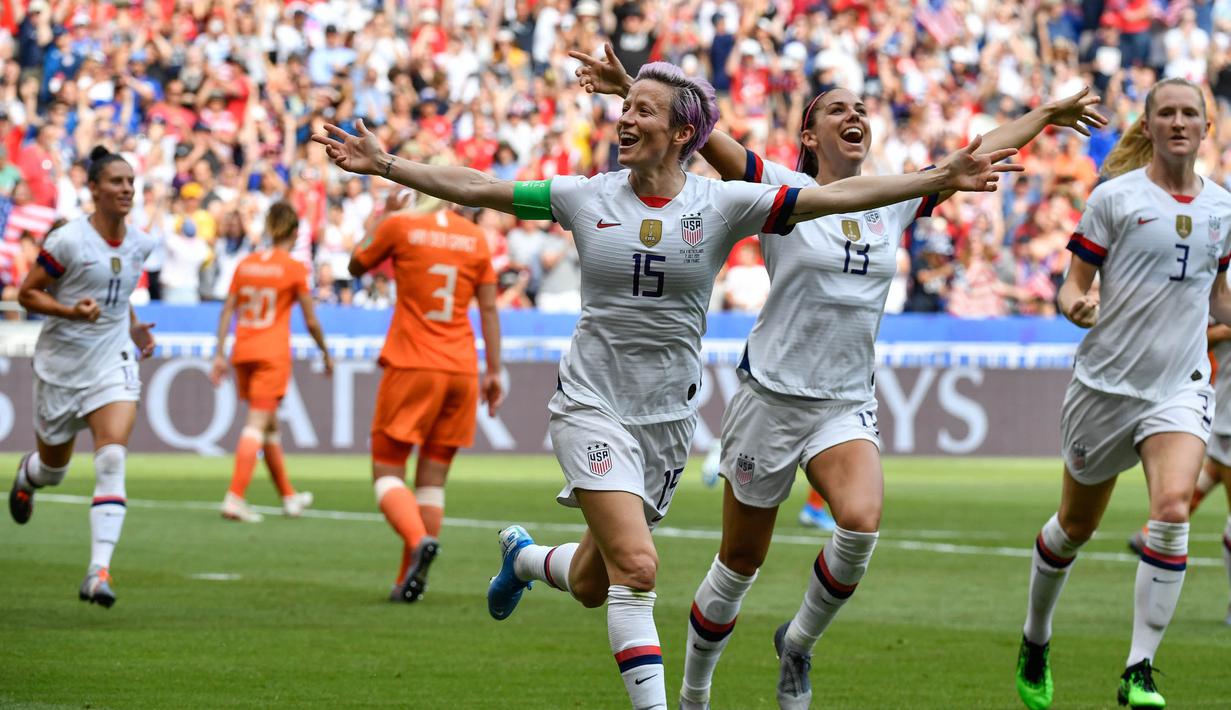 Striker Amerika Serikat, Megan Rapinoe, merayakan gol yang dicetaknya ke gawang Belanda pada laga final Piala Dunia Wanita 2019 di Stadion Lyon, Lyon, Minggu (7/7). AS menang 2-0 atas Belanda. (AFP/Phillippe Desmazes)