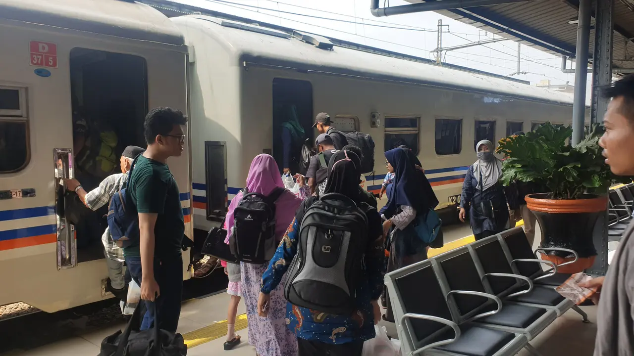 Arus Balik Stasiun Senen