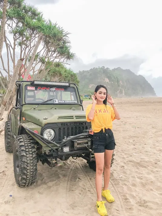 Safira Inema memang pandai memadu padankan sepatu dan kaus yang ia pakai. Kepandaiannya ini membuat terlihat sangat menawan saat berada di pantai. Wajar jika ia dipuji netizen cantik memesona. (Liputan6.com/IG/@safirainema)