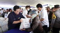 Menteri BUMN Erick Thohir membagikan 5 ribu paket sembako murah melalui program pasar murah BUMN di Purwakarta.