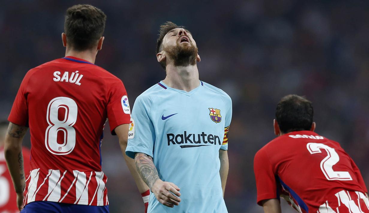 Striker Barcelona, Lionel Messi, tampak kecewa usai gagal membobol gawang Atletico Madrid pada laga La Liga Spanyol di Stadion Wanda Metropolitano, Minggu (15/10/2017). Atletico Madrid bermain imbang 1-1 dengan Barcelona. (AP/Francisco Seco)