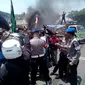 Demo mahasiswa di Makassar ricuh. Mahasiswa dan polisi sempat bentrok fisik.  