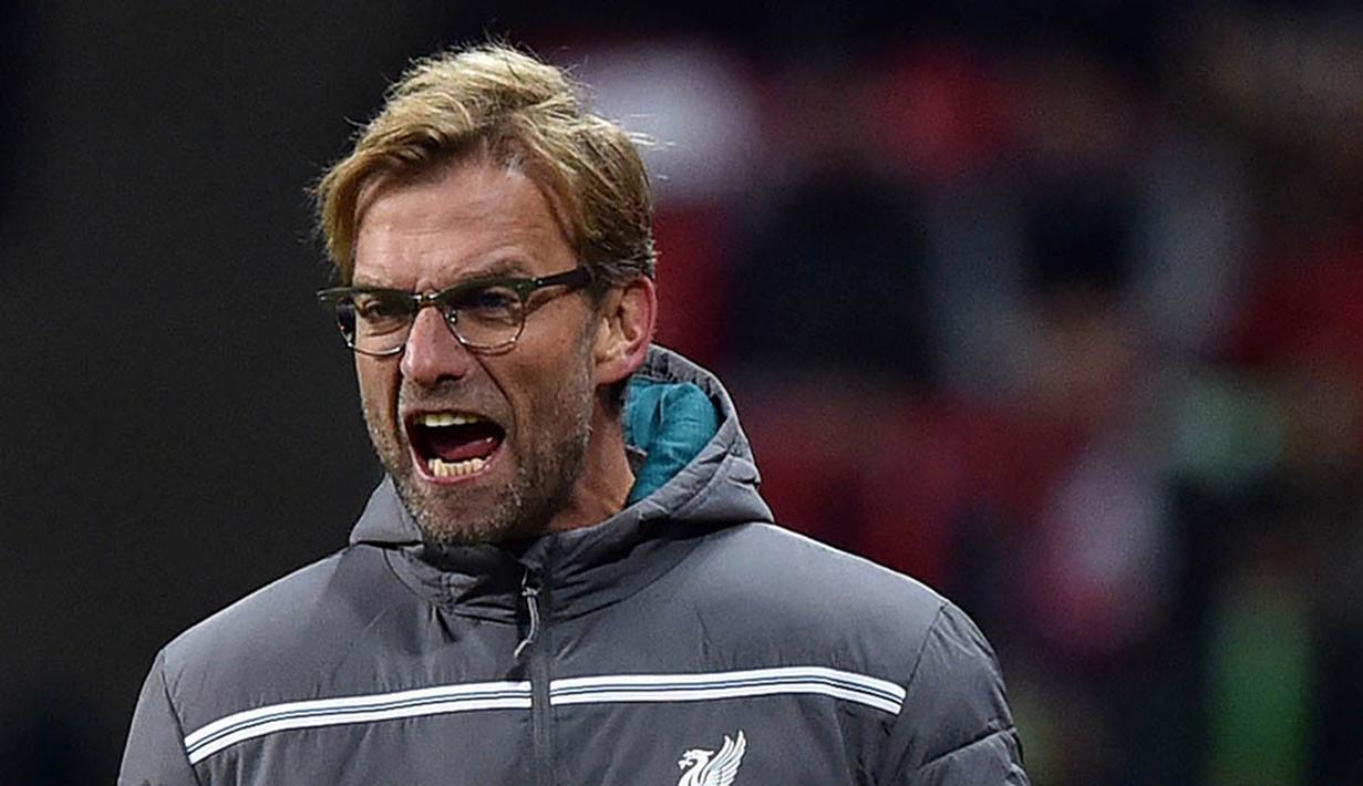 Ekspresi pelatih Liverpool, Jurgen Klopp, memberikan instruksi pada laga Liga Europa melawan Rubin Kazan di Rusia, Kamis (5/11/2015). (AFP Photo/Kirill Kudryavtsev)