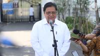 Ketua Umum Partai Golkar yang juga mantan Menteri Perindustrian Airlangga Hartarto memberikan keterangan di Kompleks Istana Kepresidenan, Jakarta, Senin (21/10/2019). Menurut rencana, Presiden Jokowi akan memperkenalkan jajaran kabinet barunya kepada publik hari ini. (Liputan6.com/Angga Yuniar)