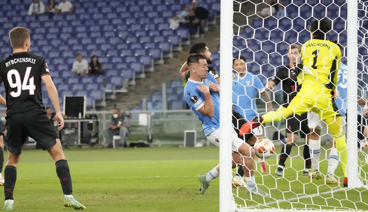 Menit ke-38, Lazio mencetak gol kedua. Tendangan sudut yang dilakukan oleh Luis Alberto dapat dituntaskan Patric dengan sontekan dari jarak dekat. (AP/Andrew Medichini)