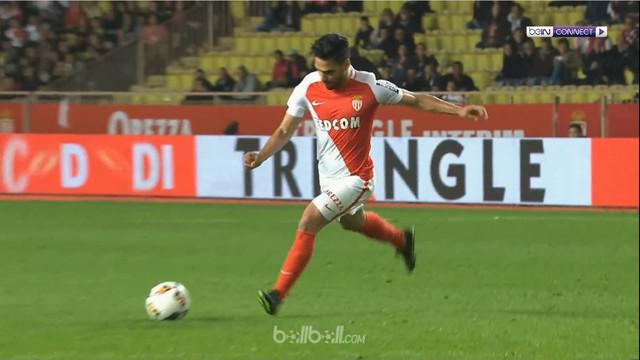 Radamel Falcao mencetak gol indah lewat sepakan bebas untuk kemenangan AS Monaco. This video is presented by BallBall