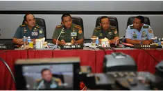 Panglima TNI Jenderal TNI Gatot Nurmantyo enggan mengomentari sikap Kepala Staf Angkatan Udara (KSAU) Marsekal Agus Supriatna yang mengaku menyurati pemerintah karena permasalahan seragam. Surat tersebut terkait miripnya warna dan desain seragam pegawai K