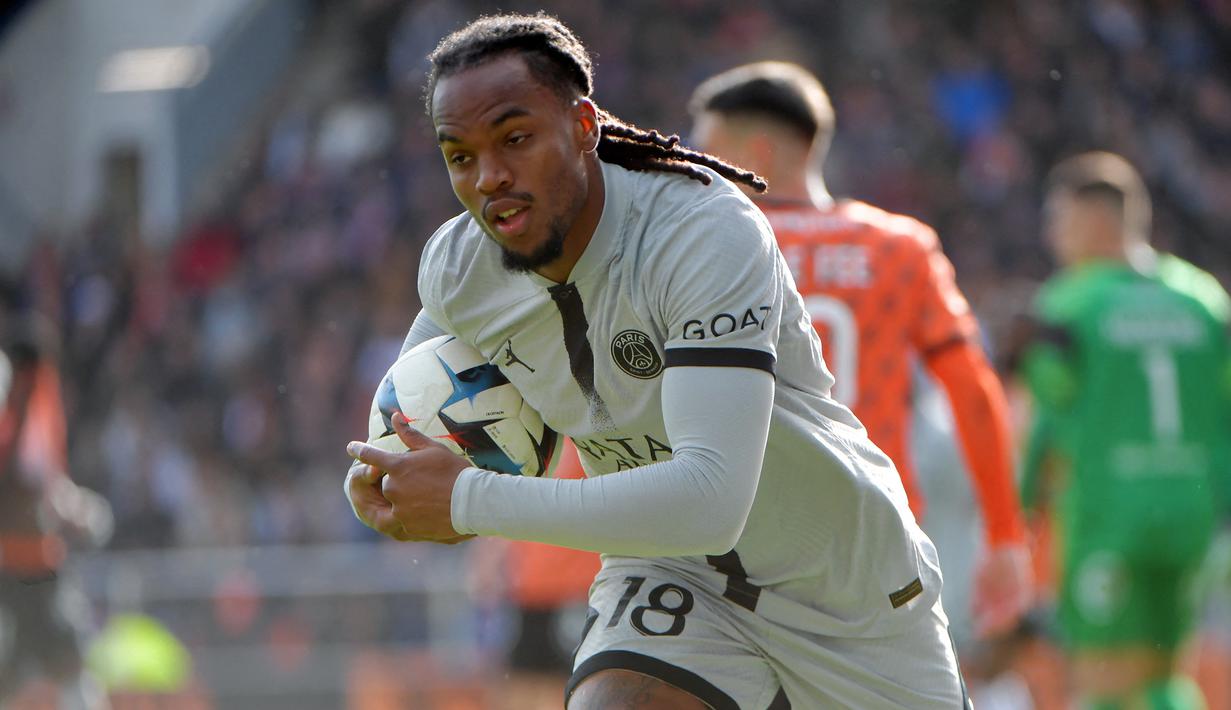 Renato Sanches. Seperti Joao Moutinho, gelandang tengah PSG berusia 25 tahun ini juga merupakan anggota skuad Portugal saat juara Euro 2016 dan sekaligus merebut penghargaan sebagai pemain muda terbaik di ajang tersebut. Namun akibat kesulitan menembus skuad utama PSG musim ini, Fernando Santos pun menepikannya. (AFP/Jean-Francois Monier)