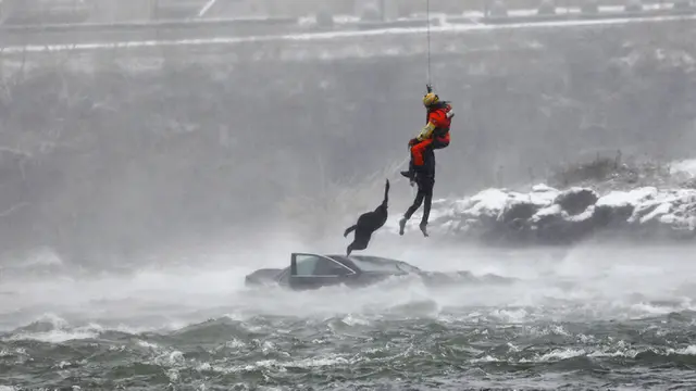 FOTO: Penyelamatan Dramatis Pengemudi Mobil dari Tepi Air Terjun Niagara