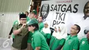Ketua Umum DPP PKB, Muhaimin Iskandar, memberikan topi sebegai simbolis pelantikan Satuan Tugas Tenaga Kerja Indonesia (TKI) di Kantor DPP PKB, Jakarta, Selasa (28/2). (Liputan6.com/Johan Tallo)