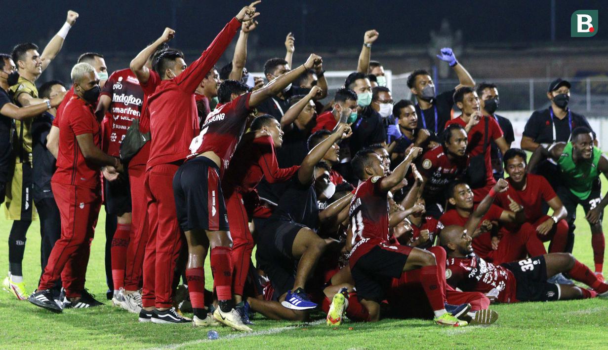 Sebagai klub 'seumur jagung' prestasi Bali United terbilang luar biasa. Bali United berhasil mengantongi gelar dalam dua musim beruntun. (Bola.com/M Iqbal Ichsan)