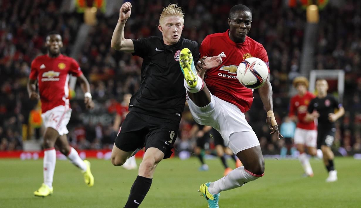 Aksi pemain Manchester United, Eric Bailly (kanan) menghalau bola dari kejaran pemain FC Zorya Luhansk, Vladyslav Kulach pada laga kedua Grup A Liga Europa di Old Trafford, Jumat (30/9/2016) dini hari WIB. (Reuters/Darren Staples)