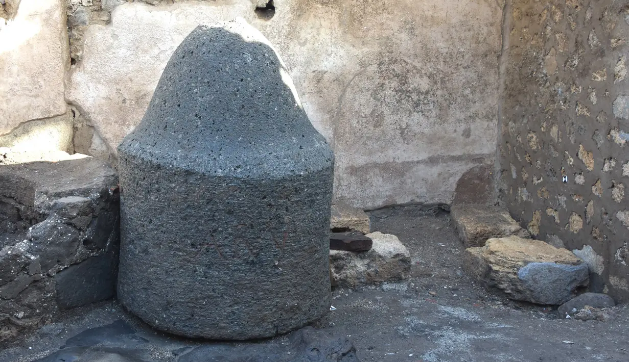 Toko roti ini ditemukan di sebuah rumah yang menjadi bagian dari proyek besar di kawasan Regio IX di taman arkeologi Pompeii, Italia selatan. (Handout / POMPEII ARCHAEOLOGICAL PARK / AFP)