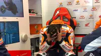 Pembalap Repsol Honda, Marc Marquez usai sampai ke garasi tim setelah tidak finis pada balapan MotoGP Prancis. (Dokumentasi Repsol Honda)