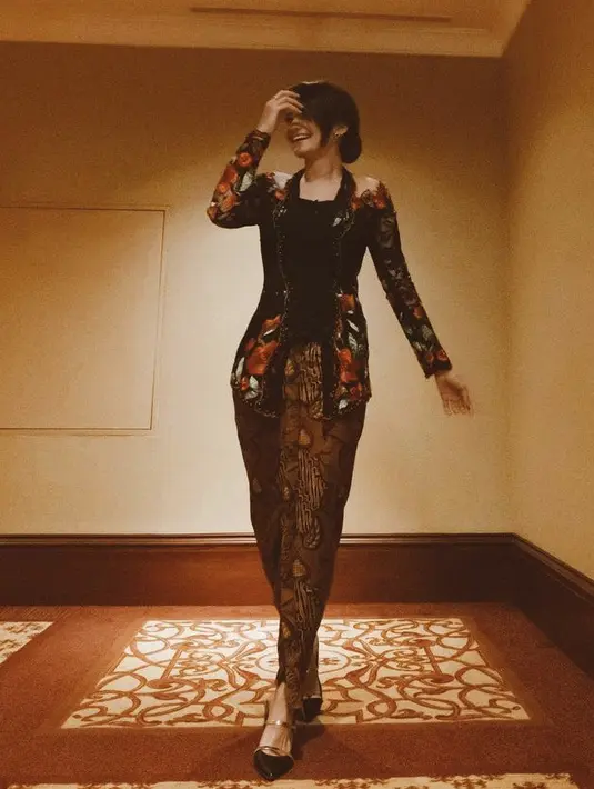 Kebaya hitam model kutu baru dengan detail bunga dari Fadlan juga pernah digunakan Enzy. @enzystoria