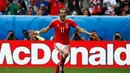 Gareth Bale melakukan selebrasi usai mencetak gol ke gawang Slovakia saat laga Euro 2016 di Stade de Bordeaux, Prancis (11/6). Wales berhasil membungkam Slovakia dengan skor 2-1 (Reuters/ Sergio Perez)