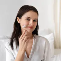 Eksfoliasi membantu mengangkat sel kulit mati, membersihkan pori-pori, mencegah jerawat, hingga merangsang produksi kolagen. (foto/dok: freepik)