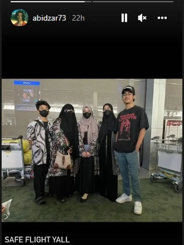 Umi Pipik Berangkat Umrah Bareng 3 Anaknya (Foto: Instagram/@abidzar73)
