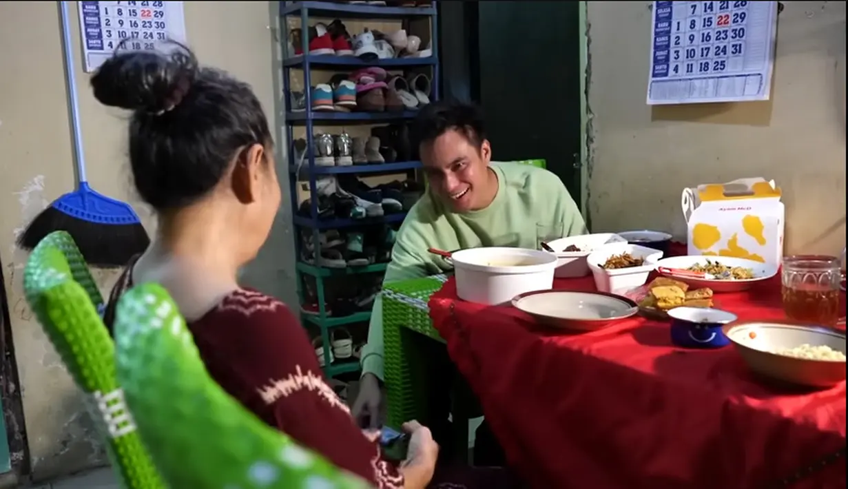 Baim makan sambil berbincang dengan wanita tersebut. Setelah selesai makan mie, Baim memberi sejumlah uang dan pamit. [Youtube/Baim Paula]