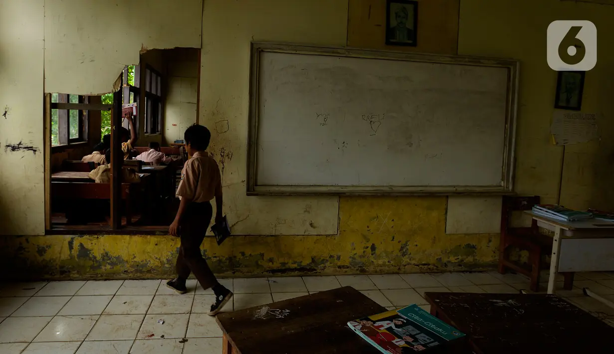 Kondisi ruang kelas yang rusak di SDN Samudrajaya 04, Desa Samudrajaya, Kecamatan Tarumajaya, Kabupaten Bekasi, Jawa Barat, Selasa (21/1/2020). Murid SDN Samudrajaya 04 terpaksa belajar di gedung sekolah yang rusak sejak tahun 2014. (merdeka.com/Imam Buhori)