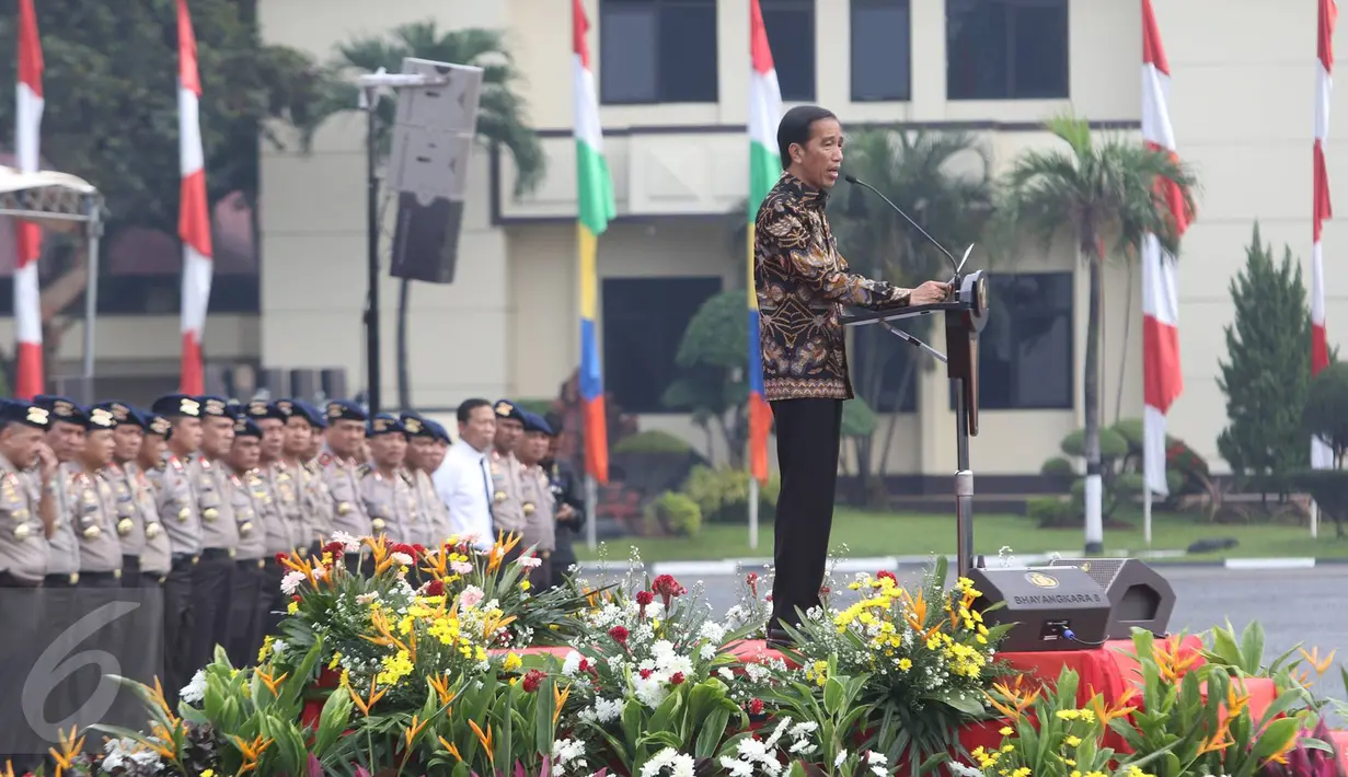 Presiden Jokowi menjadi inspektur upacara dalam apel Korps Brimob Polri di Kelapa Dua, Depok, Jumat (11/11). Dalam kesempatan itu, Presiden Jokowi tetap meminta Brimob untuk waspada untuk segala masalah keamanan. (Liputan6.com/Immanuel Antonius)