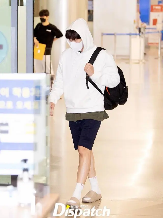 Tampilan Santai Kim Seon Ho saat Pulang ke Korea Usai Menghilang Diterpa Isu Skandal