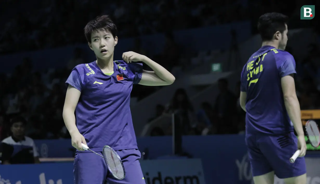 Pasangan Cina, He Jiting/Du Yue, saat melawan pasangan Indonesia, Ricky Karanda/Debby Susanto, pada Indonesia Open di Istora Senayan, Jakarta, Selasa, (3/7/2018). Ricky/Debby menang dengan skor 17-21, 21-13. 24-22. (Bola.com/M Iqbal Ichsan)