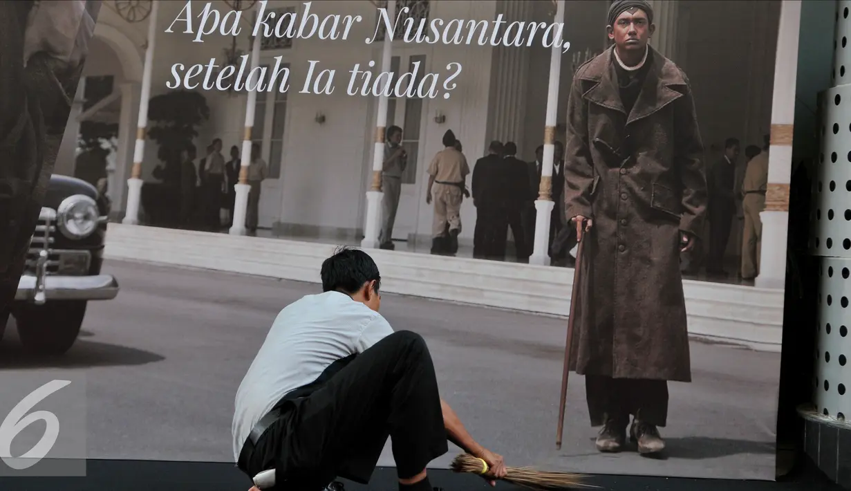 Pekerja merapikan poster film Jendral Soedirman sebelum dimulainya pemutaran perdana Film Jenderal Soedirman, Jakarta, Senin (24/8/2015). Film tersebut mengisahkan Jenderal Soedirman yang memimpin perang gerilya (1945-1949).(Liputan6.com/Andrian M Tunay)