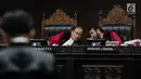 Ketua Majelis Hakim Mahkamah Konstitusi Anwar Usman (kanan) berbincang saat mendengarkan keterangan Ketua Tim Hukum Joko Widodo-Ma’ruf Amin, Yusril Ihza Mahendra dalam sidang sengketa Pilpres 2019 di Gedung MK, Jakarta, Selasa (18/6/2019). (Liputan6.com/Faizal Fanani)