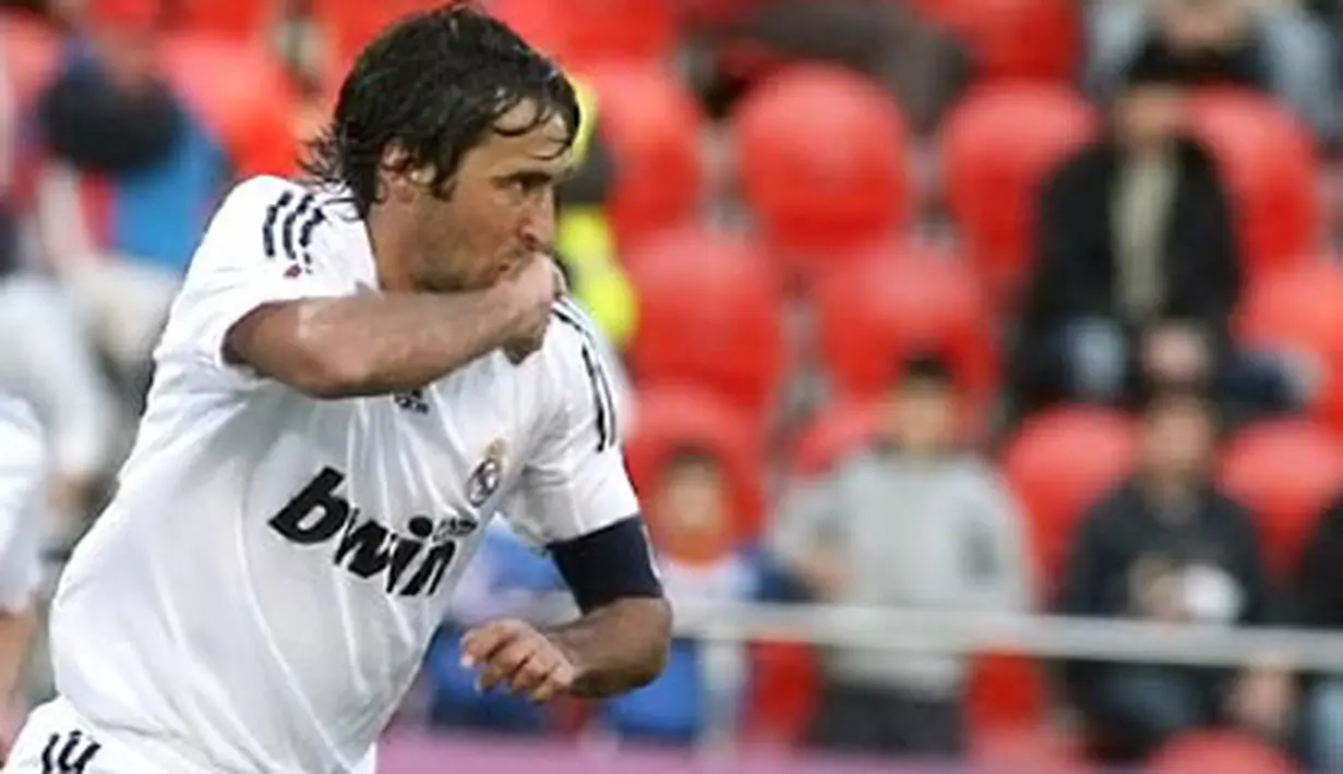 Raul Gonzalez saat masih berbaju Real Madrid, dalam pertandingan La Liga (11/1/2009). Raul senang Barcelona bisa juara Liga Champions. (AFP PHOTO/Jaime Reina)