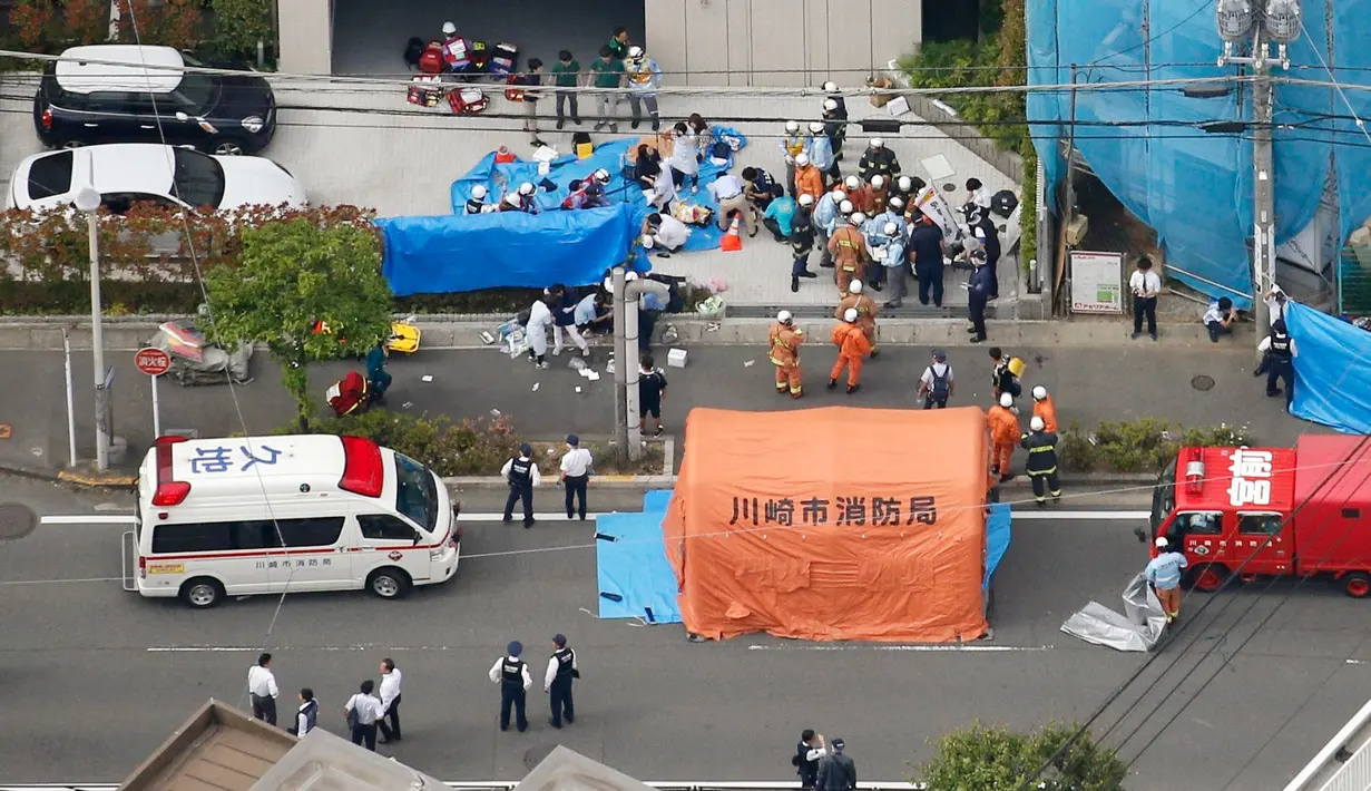 Pandangan udara menunjukkan lokasi penusukan massal di Kawasaki, dekat Tokyo, Jepang, Selasa (28/5/2019). Sebelum berhasil ditangkap, tersangka sempat menikam dirinya sendiri hingga memicu luka sobekan yang cukup serius. (Kyodo News via AP)