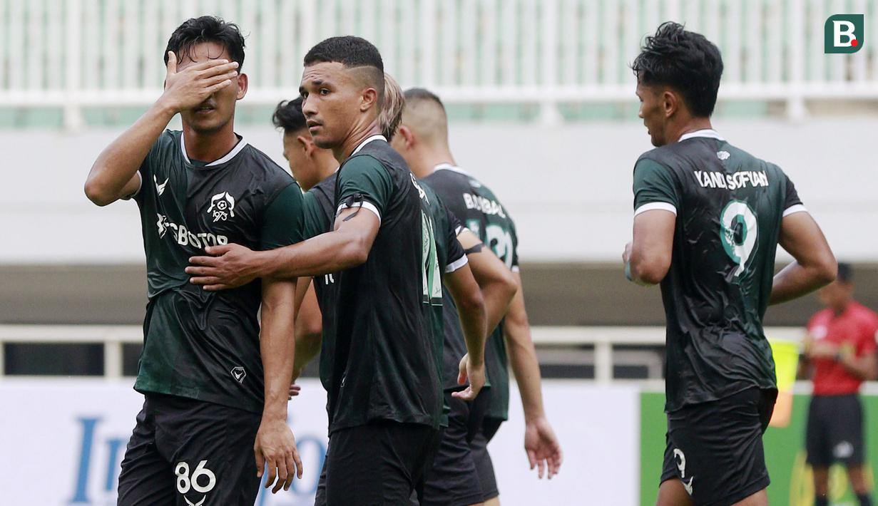 Pemain Persikabo 1973, Tegar Infantrie, melakukan selebrasi usai mencetak gol ke gawang Persib Bandung pada laga uji coba di Stadion Pakansari, Bogor, Minggu (27/11/2022). (Bola.com/M iqbal Ichsan)