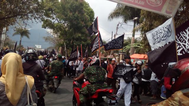 Ribuan warga Garut melakukan aksi penolakan pembakaran bendera HTI