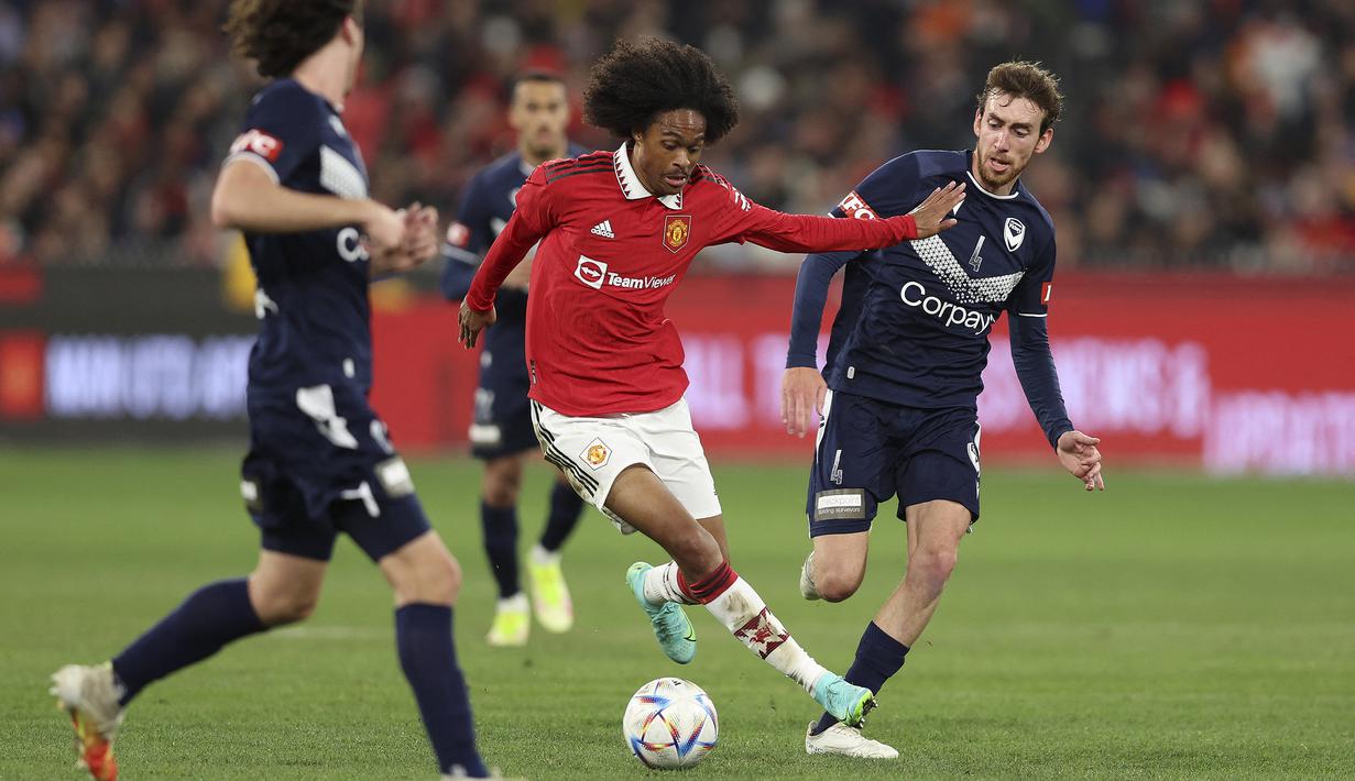 Tahith Chong. Sayap kanan Belanda berusia 22 tahun ini telah jadi bagian Manchester United sejak awal musim 2016/2017 usai didatangkan dari Feyenoord U-17 dengan status bebas transfer. Menapak karier bersama MU mulai U-18 hingga akhirnya dipromosikan ke tim senior pada awal musim 2019/2020 ia telah tampil dalam 16 laga di semua ajang dengan torehan 2 assist. Mulai musim 2020/2021 ia dipinjamkan ke beberapa klub, di antaranya Werder Bremen, Club Brugge dan Birmingham. Pada musim 2022/2023 ia berpeluang dilepas permanen MU ke klub lamanya Feyenoord. (AFP/Martin Keep)