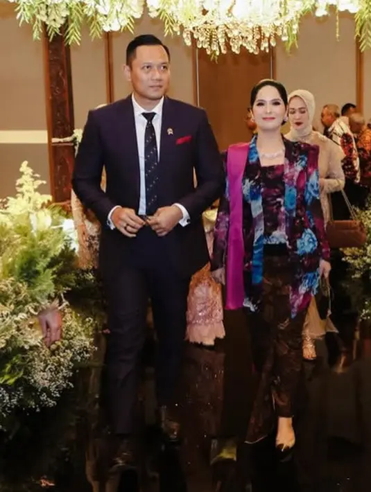 Wajahnya dipoles makeup bold, dengan blush on pink. Bibirnya dipoles warna merah.  [@annisayudhoyono]