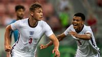 Pemain Timnas Inggris, Callum Doyle (kiri) melakukan selebrasi bersama rekannya Dane Scarlett setelah mencetak gol ke gawang Israel pada laga final UEFA European Championship U-19 di Trnava, Slovakia, 1 Juli 2022. Bek tengah Coventry City tersebut tercatat memiliki nilai pasar Rp69.53 Miliar menurut situs Transfermarkt. (AFP/Vladimir Simicek)