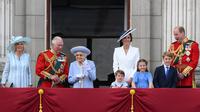 Camilla, Pangeran Charles, Ratu Elizabeth II, Kate Middleton, Pangeran William, Pangeran George, Putri Charlote, dan Pangeran Louis berdiri untuk menyaksikan flypast khusus dari balkon Istana Buckingham setelah Parade Ulang Tahun Ratu, Trooping the Colour, sebagai bagian dari perayaan ulang tahun platinum Ratu Elizabeth II, di London pada 2 Juni 2022. (DANIEL LEAL / AFP)