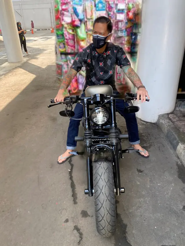 6 Editan Foto Chef Juna saat Naik Motor Gede Ini Bikin Ngakak